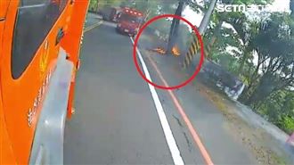 騎士139線自撞彈飛　車慘燒成廢鐵