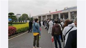 武漢殯儀館人潮又擠爆！民眾領骨灰等5小時拍照遭便衣制止(圖/微博)