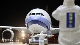 滯留湖北民眾回台班機，29、30日將以華航定期班機自上海接回。圖為11日抵台的第二批武漢包機。（中央流行疫情指揮中心提供）　中央社 109年3月11日