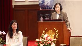 蔡總統接見防疫醫護人員（1）武漢肺癌疫情嚴峻，總統蔡英文（右）27日上午在總統府接見防疫醫護人員，感謝醫護人員在防疫期間辛苦守護全民的健康。中央社記者王騰毅攝  109年3月27日