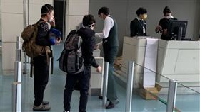 外籍轉機旅客搭機離境　紐航將遭裁罰2名日本人26日搭乘紐西蘭航空班機來台，因台灣禁止轉機，外籍人士無法入境，經疫情中心指示後，27日上午搭機離境，紐西蘭航空公司將遭裁罰。（旅客提供）中央社記者邱俊欽桃園機場傳真　109年3月27日