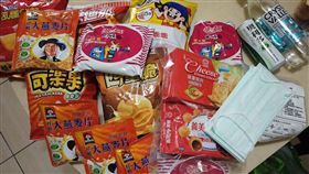 台灣政府送食物包圍！隔離的法國人PO「零食山」照
圖/翻攝自臉書Communauté française à Taiwan