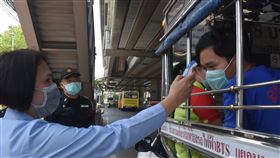 泰國醫護人員幫乘客量體溫泰國皇家武裝部隊在進入曼谷主要道路設置檢查哨，隨機攔檢車輛。圖為醫護人員幫搭乘「雙條」的旅客量體溫。中央社記者呂欣憓曼谷攝 109年3月26日