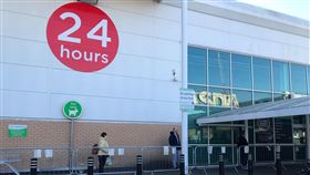 倫敦超市外排隊人龍民眾在倫敦超市外排隊等待進場，每個人之間依指示保持2公尺距離。中央社記者戴雅真倫敦攝  109年3月27日