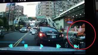 插隊不成凝視挑釁　車主被肉搜急道歉