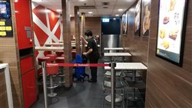 疫情處高危期  香港麥當勞暫停內用鑑於武漢肺炎近期出現第2波傳染高危期，有香港醫學專家27日建議政府禁止2至3人以上集會。香港麥當勞所有餐廳25日暫停堂食服務14天，圖為26日晚間，筲箕灣一家麥當勞將內用區分隔。（中通社提供）中央社  109年3月27日