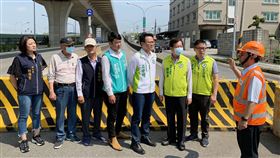 台74線松竹匝道封閉　莊競程曾朝榮會勘台74線西向松竹匝道入口封閉一年多，用路人交通不便，要求縮短工期，民進黨立委莊競程（左5）、台中市議員曾朝榮（左6）27日召集相關單位現場會勘。中央社記者趙麗妍攝　109年3月27日