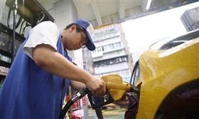 國際原油續居低檔，油價有望再調降，根據中油油價公式，預估下週汽、柴油每公升分別調降新台幣0.7及0.8元，95無鉛跌破2字頭。（中央社檔案照片）