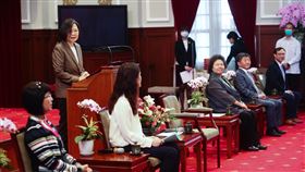 蔡總統接見防疫醫護人員（2）總統蔡英文（後左）27日在總統府接見中央流行疫情中心指揮官陳時中（坐者右2）等防疫醫護人員，並代表國家感謝醫護人員在防疫期間的辛勤付出。中央社記者王騰毅攝  109年3月27日