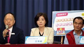 老字號餐廳停業危機盼政府幫幫忙（1）國民黨27日在中央黨部舉行「老字號餐廳停業危機，盼政府幫幫忙」記者會，文傳會主委王育敏（中）、第一大飯店敘香園夏照林（左）與銀翼餐廳總經理藍隆盛（右）出席，盼政府協助紓困。中央社記者張新偉攝  109年3月27日