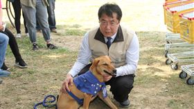 黃偉哲授證　台南水道博物館流浪犬納編值勤台南山上花園水道博物館認養一隻常在園區出沒的流浪犬為工作犬，並命名為「園長」，27日由台南市長黃偉哲授證正式納編。中央社記者楊思瑞攝　109年3月27日