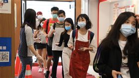 輔大校園防疫　師生入校須配戴識別證輔仁大學防疫超前部署，27日起要求師生入校須配戴識別證或出示學生證，並須測量體溫才可入校，防疫期間也不開放校外人士入校。（輔大提供）中央社記者黃旭昇新北傳真　109年3月27日