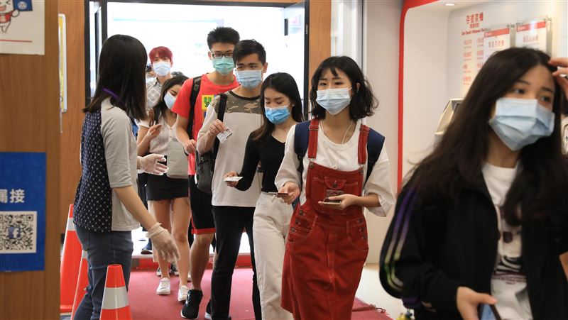 輔大校園銅像戴口罩引熱議