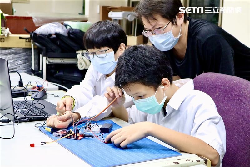 工程師捨高薪當老師　青山師生拚防疫