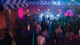 ▲《ETtoday新聞雲》最新民調顯示，93.5％民眾認為大型酒店、夜店、PUB容易引起群聚感染的封閉型營業娛樂場所。（圖／翻攝自flickr）