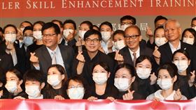 陳其邁林佳龍與觀光陪訓學員合影行政院副院長陳其邁（中排右3起）、交通部長林佳龍等27日在台北晶華酒店出席台灣觀光協會人才培訓轉型首發課程，與晶華酒店董事長潘思亮（中排右2）及受訓學員合影，比出手指愛心為學員加油打氣。中央社記者施宗暉攝  109年3月27日