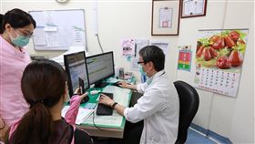 屏東18家醫療院所加入疫情通訊診療屏東縣政府已指定18家醫療院所擔任通訊診療機構，其中包括13家醫院及5家診所，衛生局呼籲居家隔離、檢疫及自主健康管理民眾可多使用疫情通訊診療。（屏東縣政府提供）中央社記者郭芷瑄傳真  109年3月27日
