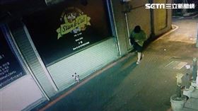 胡姓慣竊前往西門町珠寶行竊取百萬元的珠寶。（圖／翻攝畫面）