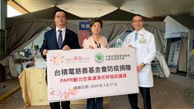 台積電慈善基金會挺防疫　捐醫檢師淨氣面罩台積電慈善基金會購買淨氣面罩及空氣濾淨主機、濾毒罐，將陸續捐給全台各地醫檢單位，27日在新竹馬偕紀念醫院舉行捐贈儀式，董事長張淑芬（中）出席。中央社記者郭宣(文三)攝　109年3月27日