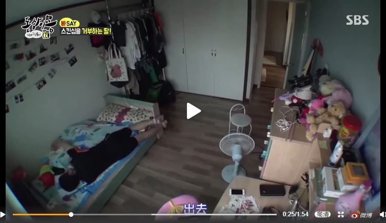 不顧女兒抗拒　爸硬要親一下爬床共枕