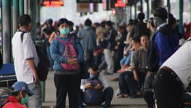 雅加達通勤列車人數大減雅加達及周邊地區人口密集，通勤列車是主要通勤工具，平日擁擠不堪。但因雅加達已進入緊急狀況，上班人潮減少許多，27日清晨的曼加拉車站仍有相當多乘客。中央社記者石秀娟雅加達攝  109年3月27日