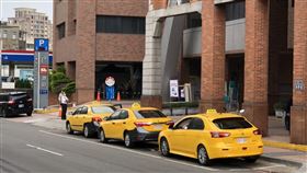 竹市防疫計程車隊　居家檢疫者可打1999申請新竹市政府27日成立防疫計程車隊，若居家檢疫或隔離者，需前往防疫旅館或到醫院時，可撥1999申請。防疫計程車不接受一般民眾申請，僅提供給檢疫或隔離的民眾，收費方式則依照新竹市計程車費率，採跳錶收費。（新竹市政府提供）中央社記者郭宣(文三)傳真　109年3月27日