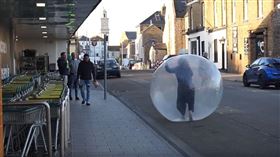 武漢肺炎（COVID-19、新冠肺炎）疫情持續延燒，民眾為防止被傳染出盡奇招；日前英國有名婦人為與他人保持適當距離，便將自己裝在一個超大的透明太空球中，一路滾進超市準備購物，然由於體積過於龐大，不久後就被店員請出去了。（圖／翻攝自Discoboy YouTube）