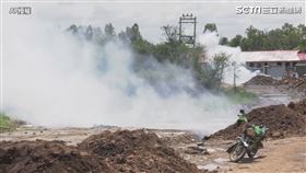 北韓式防疫？市場太擠肯亞警「發射催淚彈」：乖乖待在家（圖／AP授權）