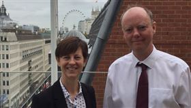 英格蘭首席醫療官惠提（Chris Whitty）也在推特宣布出現症狀（圖／翻攝自推特）