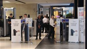 香格里拉對話維安檢查嚴格第18屆香格里拉對話31日登場，維安措施滴水不漏，與會代表進入會場前，都必須經過X光機描掃隨身物品。中央社記者黃自強新加坡攝  108年5月31日