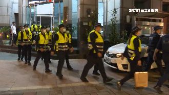 百警戴口罩、護目鏡　掃蕩酒店堵疫情