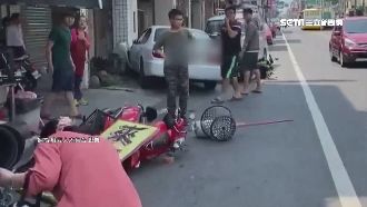 小客車失控暴衝　撞倒11輛機車