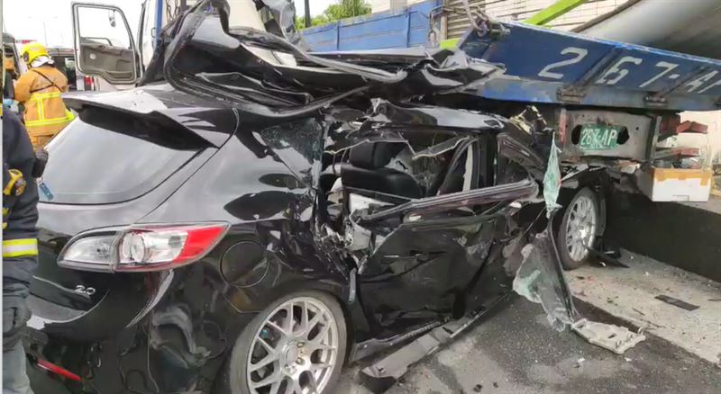 新／轎車猛衝撞貨車　乘客受困卡車底