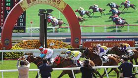 香港馬會：馬照跑 馬主顧客不准出席賽事為符合新的防疫規定，香港賽馬會27日宣布，29日沙田馬場賽事如期舉行，但禁止馬主等任何顧客出席賽事。圖為1月27日武漢肺炎疫情剛爆發，在沙田馬場舉行的農歷新年賽馬日，只允許預約的6000人進場。（中通社提供）中央社 109年3月28日