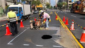 高雄路口現深坑　水利局開挖回填將改良地盤高雄市中華、林森路口26日下午出現約百公分直徑、深數公尺的坑洞，工程單位獲報緊急到場圍籬，市府水利局指出，地下埋設污水管線疑因地層下陷致路面塌陷，27日開挖並做土石回填，預計28日下午可恢復通車，將擇日做地盤改良。（民眾提供）中央社記者王淑芬傳真　109年3月27日