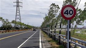 台東太平溪路堤共構道路  速限提高至50台東市1月通車的太平溪路堤共構「東49-1」線道路，因限速每小時40公里引民怨，台東縣政府決定自4月1日起提高速限至每小時50公里。中央社記者盧太城台東傳真  109年3月27日