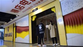 中國各地各行業陸續復工之際，國家電影局27日晚間突然通知，要求復業的電影院立即暫停營業。圖為1月時中國受武漢肺炎影響關閉的電影院。（圖／中央社／中新社提供）
