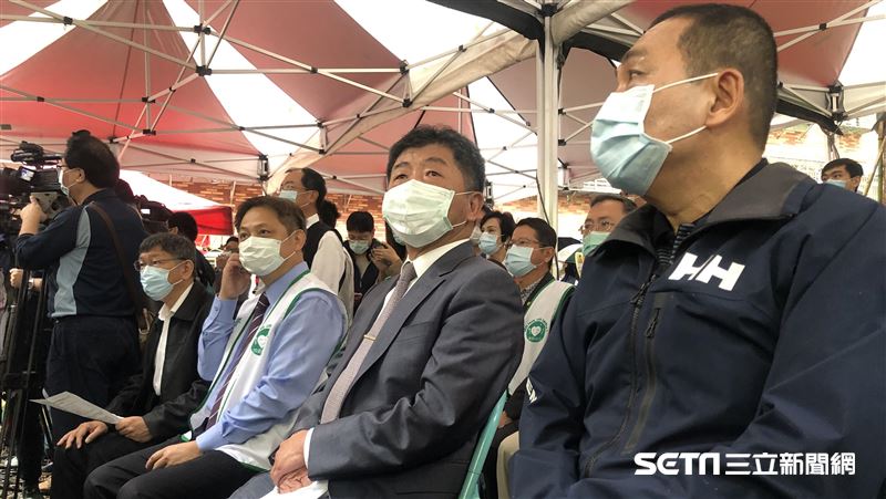 陳時中眼花口罩戴反！柯一句話笑虧