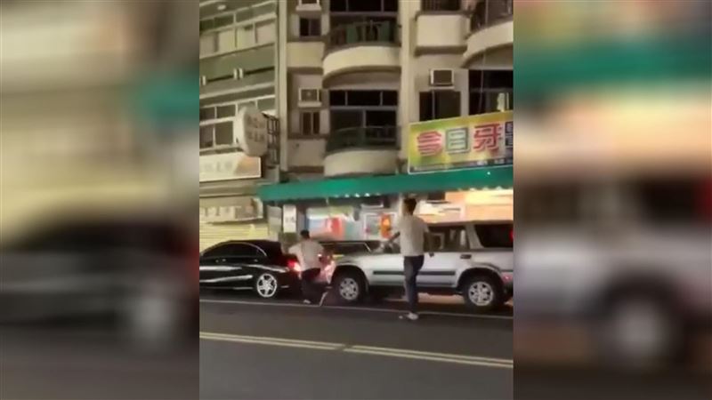 感情糾紛變亂鬥　惡煞猛撞情敵車追打