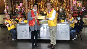 竹市議員結合宮廟做愛心　捐3800瓶防疫酒精新竹市牛埔勝安宮與新竹市議員陳(啟)源合作，28日捐出共3800瓶防疫酒精隨身瓶給新竹市香山區學校與多個社福單位，盼能提升防疫強度。（新竹市議員陳(啟)源提供）中央社記者魯鋼駿傳真　109年3月28日