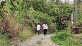 警翻山越嶺尋人接送回校　中輟生揪感心一名來自單親家庭的少年阿源（化名）最近常到高雄山區外婆家幫忙農事，因而輟學，高雄市警察局少年隊上週會同校方翻山越嶺尋人，將少年送至學校復學。少年隊認為，尋獲阿源讓他願意重返學校，並被學校接納，是件相當有意義的事。（警方提供）中央社記者程啟峰高雄傳真　109年3月28日