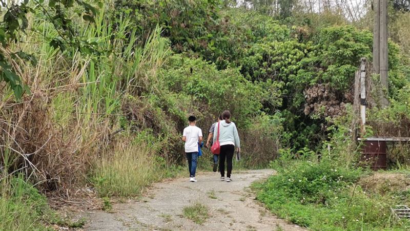 警翻山越嶺尋人接送　中輟生揪感心