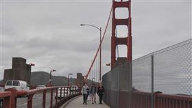 疫情緊張  金門大橋人車稀金門大橋串連舊金山南北交通，橋的兩側有人行步道，以往散步與觀光人潮熱絡，在全加州居家防疫的措施下，車流與行人都減少。中央社記者周世惠舊金山攝　109年3月24日