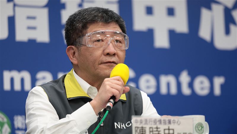 萌萌的　陳時中戴護目鏡說明疫情
