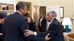  美國民權運動領袖勞瑞牧師（前右）27日辭世，享壽98歲。圖為2011年美國總統歐巴馬（前左）在白宮接見勞瑞。（圖／翻攝自維基共享資源，版權屬公有領域）