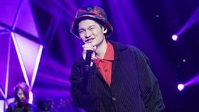 Leo上《上奅台灣歌》（圖／華視提供）