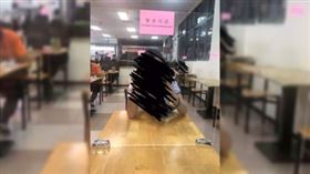 坐下一看，原PO說中間隔板超像在「探監」。（圖／翻攝自Dcard）