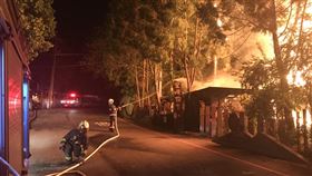 知名窯烤麵包店火警（1）新竹縣峨眉鄉十二寮湖光村風景區一間知名窯烤麵包店27日深夜發生火警，2樓木造建築全面燃燒，消防人員到場拉水線灌救。（新竹縣政府消防局提供）中央社記者魯鋼駿傳真　109年3月28日