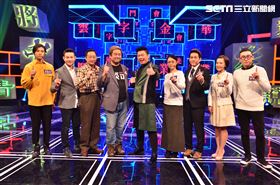 公視_一字千金 鬥字英雄會_參賽編劇與主持人曾國城合照_左起 李兆文 王靖惇 劉殿潤 瞿友寧 曾國城 劉存菡 王顗瑞 謝育秀 蘇文聖。公視提供