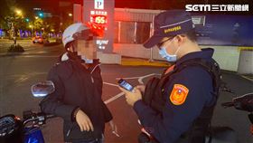 全國警員透過警用電腦攔查居家檢疫及隔離者。（圖／翻攝畫面）